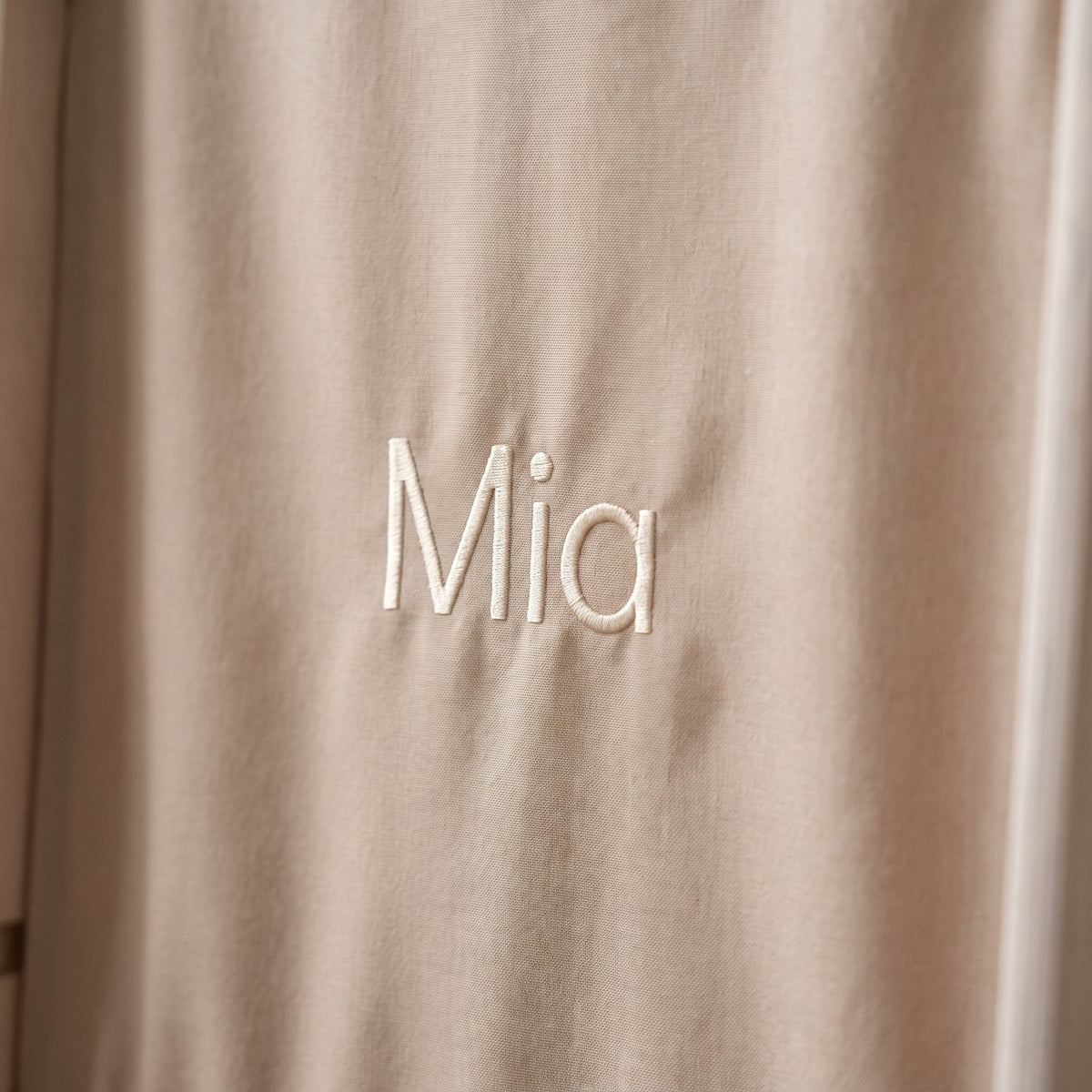 Name Mia auf das Tuki Startertuch gestickt, cremeweisses Garn