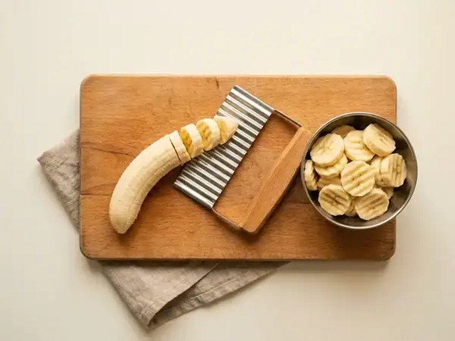 Banane mit dem Wellenschnittmesser geschnitten