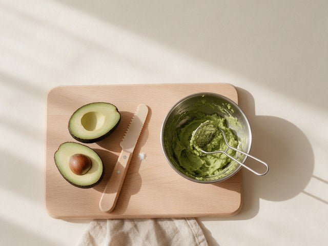 Avocado und Guacamole in der Schale