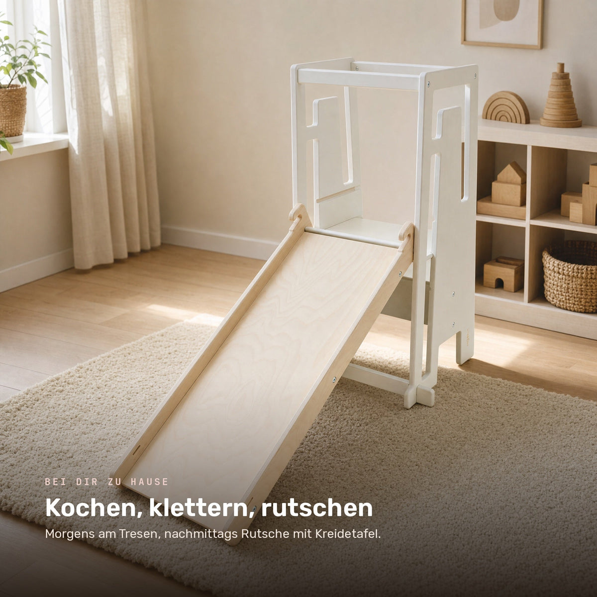 Tuki Lernturm mit eingehaengter Rutsche in einem hellen Kinderzimmer